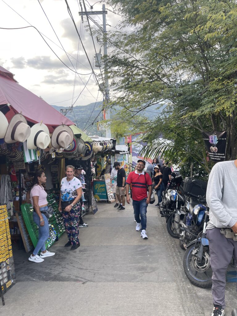 Turistas paseando, Comuna 13: Modelo de transformación social.